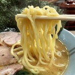 横濱ラーメン あさが家 - 酒井製麺の中太麺は普通茹ででモッチリ。