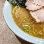 横濱ラーメン あさが家 - コクがあり鶏油の風味がいいスープ。