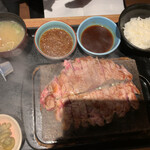 Ishiyaki Suteki Zei - 旦那さん1ポンドリブロースステーキ ご飯少なめ  ご飯もらいました