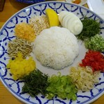 タイピント - サラダまぜごはん　1120円　/　タイ人のお母さんが作る手作り家庭料理。濃すぎない味で、美味しかったです。