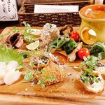 日本酒×炭火バル からんと - 前菜盛り合わせ五種　　　　　　　　　　　　　　　バーニャカウダーのソースが絶品！