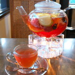 Cafe Blanc - フルーツティー（1人用￥1200）。大型のティーポットで提供、果樹園をイメージさせる香り！