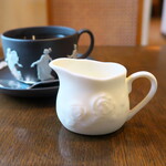 Cafe Blanc - 薔薇のレリーフが浮かぶミルクポットも、優雅な印象