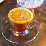 Cafe Blanc - デミタスカップに収まらない、輪切りのオレンジ（笑）。フルーツの量がすごくて、まさに「食べるドリンク」