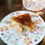 Cafe Blanc - キャラメリゼのケーキ（￥450）。焦がし砂糖のほろ苦さも感じられて、オトナの味です