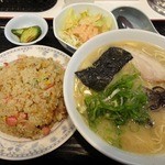 うちだラーメン - Aセット 830円（ラーメン・小ヤキメシ・つけもの・サラダのセット）