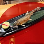 Aidukaiseki Tsuruga - 頭から骨まで食べられた、子持ち鮎の塩焼き