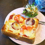 Cafe Blanc - ピザトースト（￥500）。厚切りパンがふんわり♪ クセのないチーズに、旨味たっぷりの厚切りサラミ