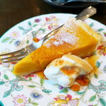 Cafe Blanc - かぼちゃのタルト（￥450）。とろりとしたかぼちゃピューレ、甘みは控えめでコーヒーに寄り添う味わい