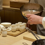 炎水 - 一番だしを聞香杯に注ぐ