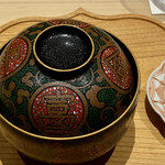 炎水 - 引いたばかりの一番だしを使ってお椀に