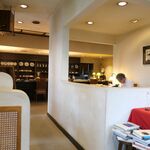 Cafe Blanc - 店内には白い壁があり、ゆるやかな「おこもり感」を演出