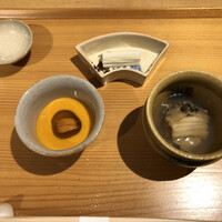 こまつ - 旨味出汁に浸かっている鮑を雲丹の摺流しにダンクして食べる　長芋の食感がモワッとしてやや苦手だった