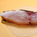 蒼 - 串本より 神経締め 縞鯵　お米と中国甘酒のソース。しっとりした身にパリッとした皮。大好きなソース。皆さんが最後までソースを食べようとする、カトラリーの音が響く(笑)