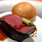 蒼 - 上田畜産 但馬玄シャトーブリアンの炭火焼　北海道より ゆり根〝月光〟パン包み。シェフ曰くコシが抜けるほど旨い肉。もうナンモ言えねぇ。