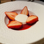 ル・クープル - ココナッツのプリン、いちごのソース、いちご