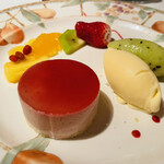 ル・クープル - フランボワーズのムース、キウイのソルベ、ハチミツのアイス