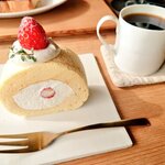 ハナカフェ - いちごのロールケーキ