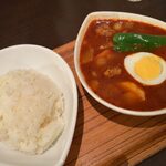 スープカレー屋 鴻 - 「チキン赤スープカレー」1,100円