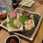 炭焼きと日本酒 らんぷ - 鶏刺し(ささみ、胸、もも)と肉寿司(イチボ)
