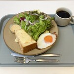 BREAD LAND NACHURU - プレート・モーニング：トースト 目玉焼き ベーコン サラダ コーヒー、ラクレット・チーズのトッピング