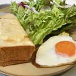 BREAD LAND NACHURU - プレート・モーニング：トースト 目玉焼き ベーコン サラダ コーヒー、ラクレット・チーズのトッピング