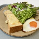 BREAD LAND NACHURU - プレート・モーニング：トースト 目玉焼き ベーコン サラダ コーヒー、ラクレット・チーズのトッピング