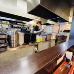 カルビ丼とスン豆腐専門店 韓丼 - ◎厨房がオープンキッチンになって見える。