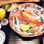 赤坂 詠月 - ◎ お刺身　　特大ボタン海老、隠れてますが、平目（竹岡）、カンヌキ（サヨリ）。塩スダチとわさび醤油で、塩水馬糞雲丹（噴火湾）