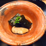 赤坂 詠月 - ★ ◎ 穴子の昆布巻き　一見地味ではあるが、こう言ったものが詠月さんのよさなのかもしれない。器の赤楽ちょっと相まってよく映える。器は吉村楽入さんの作品とか