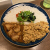 カレーとアイスの店 かりす - カレー2種盛り「ブラックペッパーポークカレー」「じゃがいもの田舎味噌チキンキーマ」