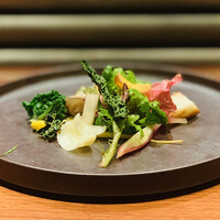 薪焼 銀座おのでら - ③【畝田さんからの野菜】
                　★ 畝田さんが目利きした野菜（月光百合根、カーボロネロ、茗荷、牛蒡、山芋、蕪...）のサラダ、根セロリのクリームソース
