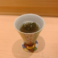 鮨 龍次郎 - 蛤の出汁、ワカメ