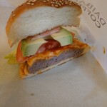 DAIBAN COFFEE cafe - 別の日に頂いたアボカドチーズベーコンバーガー断面✨ドリンク、ミニスープ、ピクルスが付きます♪マヨネーズやケチャップが効いたBBQソースもなかなか◎！ポテトも付いてたらな…
