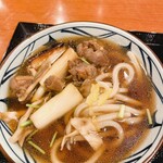 丸亀製麺 - 新！鴨ネギうどん　並690円、大810円、得930円。
            前のお客様に乗っていた三つ葉。私のは茎だけという…
            ちょっと残念( ´△｀)