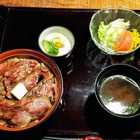 赤坂 津つ井 総本店 - ビフテキ丼＋ミニサラダ全景