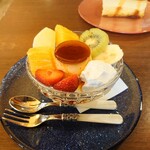 DAIBAN COFFEE cafe - 別の日のプリンアラモード880円♪伊予柑、キウイ、バナナ、あまおう、りんご♡冬から春にかけての素敵な装いでした✨同行者はプリンケーキがお気に入りだそうな。