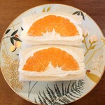 DAIBAN COFFEE cafe - 別の日のフルーツサンド1,100円✨この日は あまおう、メロン、伊予柑など選べたなかで愛媛産甘平(かんぺい)を✨ジューシーで肉厚の果肉は甘くてほどよい酸味♪このお皿も素敵♡