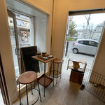 トックリキワタ珈琲店 - 店内もセンスの良い家具で美味しいコーヒーがいただけます。