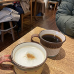 トックリキワタ珈琲店 - 奥のコーヒーは好みを言って入れていただきました、手前はジンジャーラテ的なアレンジメニューにしました。珍しく沖縄も寒かったとです。
