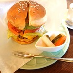 DAIBAN COFFEE cafe - 別の日のアボカドチーズベーコンバーガーセット1,450円✨カットのお願いに快く応じて下さいました。野菜とパティのバランスが良い上品なバーガー。ミニサイズのスープもコンソメブイヨンが濃くて、とても美味！