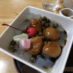 Yamaguchi yahonten - ①アンズみつ豆、黒蜜をかけた後。