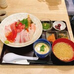 湘南 魚つる - 特上海鮮丼