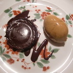 ル・ジャルダン・デ・サヴール - コニャックを利かせたフォンダンショコラとキャラメルのアイスクリーム