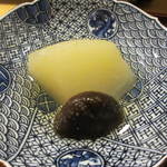 広尾 一会 - 煮ものです。聖護院大根と石川のシイタケです。程良い味付けがいいですね。