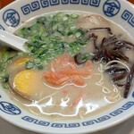 まるきんラーメン - 麺を半分ほど食べ紅生姜投入