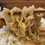 自家製手もみ麺 鈴ノ木 - 手揉みの平打ち縮れ麺