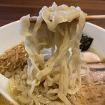 自家製手もみ麺 鈴ノ木 - 手揉みの平打ち縮れ麺