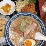 新新園 - ミニ炒飯ラーメン唐揚ランチ