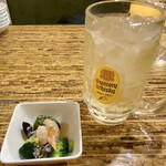 マルヤス酒場 - メガ角ハイボール 600円。
            と、お通し 300円。